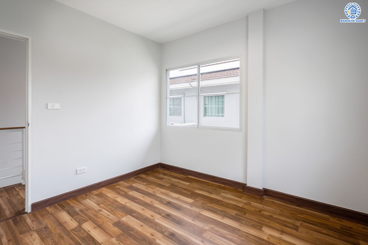 บ้านมือสองตกแต่งใหม่ คุณภาพแบรนด์ LH ม.ชัยพฤกษ์ ราชพฤกษ์-แจ้งวัฒนะ หลังมุม เนื้อที่ 58.8 ตร.ว. ฟังก์ชัน 3 ห้องนอน 3 ห้องน้ำ 2 ที่จอดรถ ภายในตกแต่งหรูหรา บนทำเลศักยภาพติดถนนราชพฤกษ์ เชื่อมสู่แจ้งวัฒนะได้อย่างรวดเร็ว และเพียง 10 นาทีถึงรถไฟฟ้า "สถานีบางรักใหญ่"...